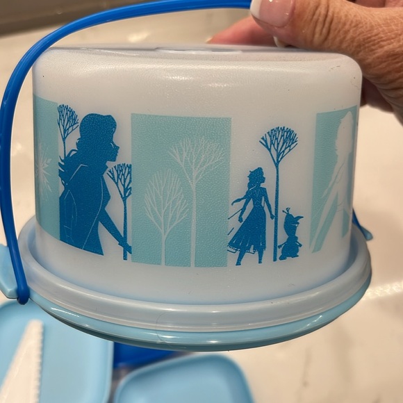 New Tupperware Frozen 2 Cake Serving Set - Picture 3 of 6
